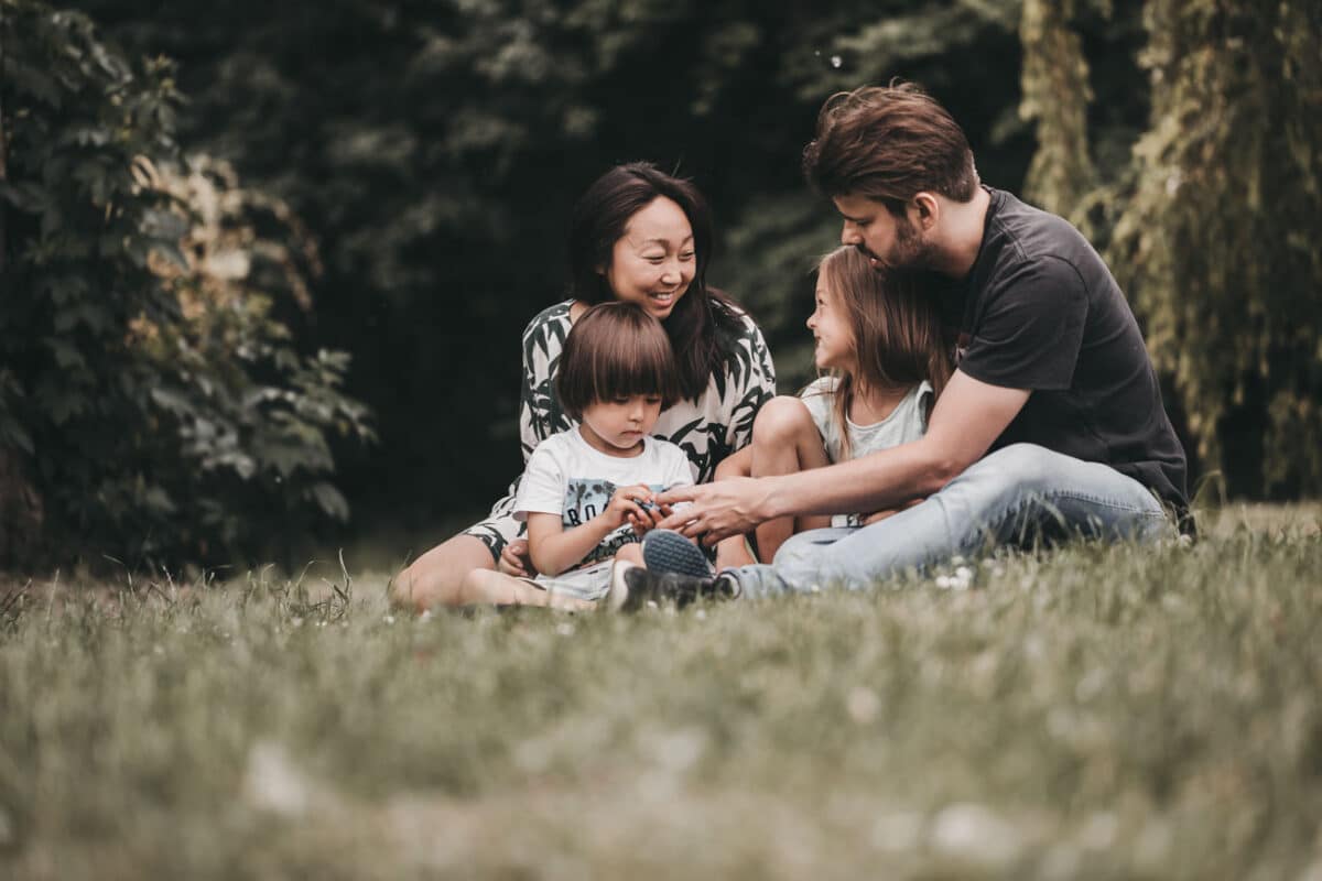 familie-fotograf-aarhus-park-græs