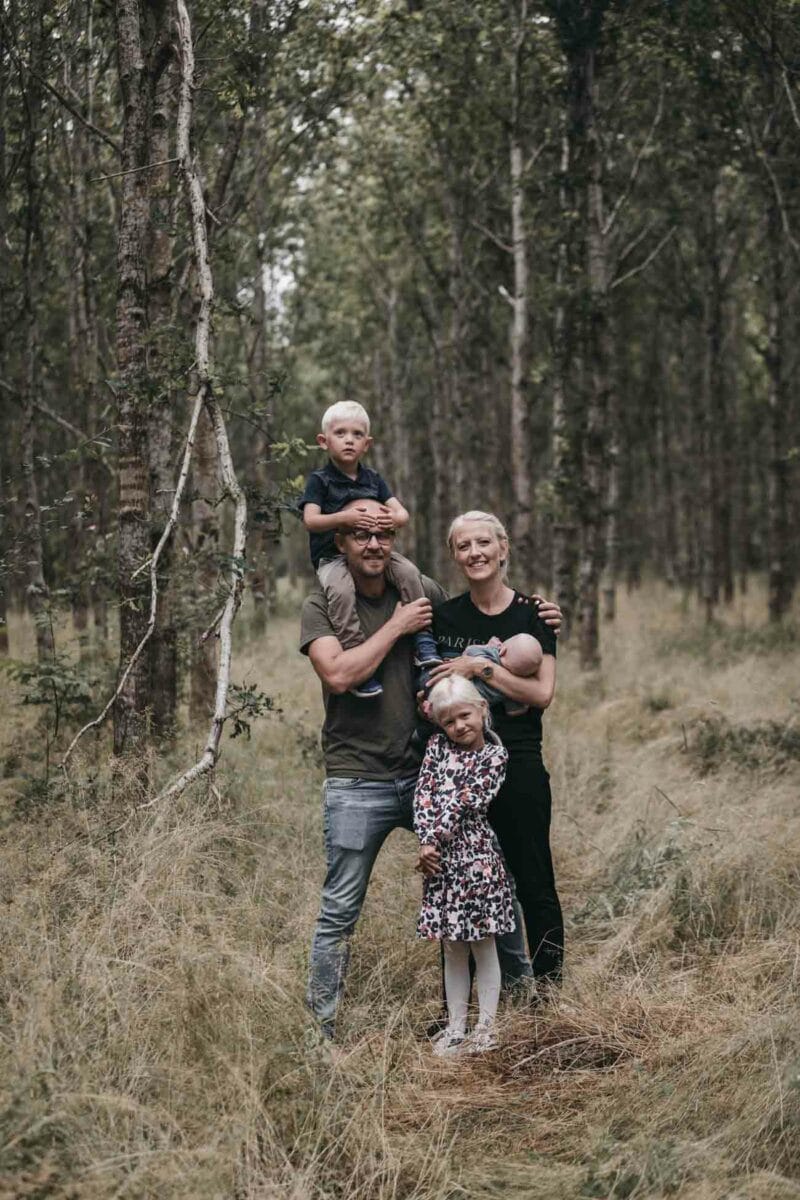 familie-skov-fotograf-græs-afdæmpet