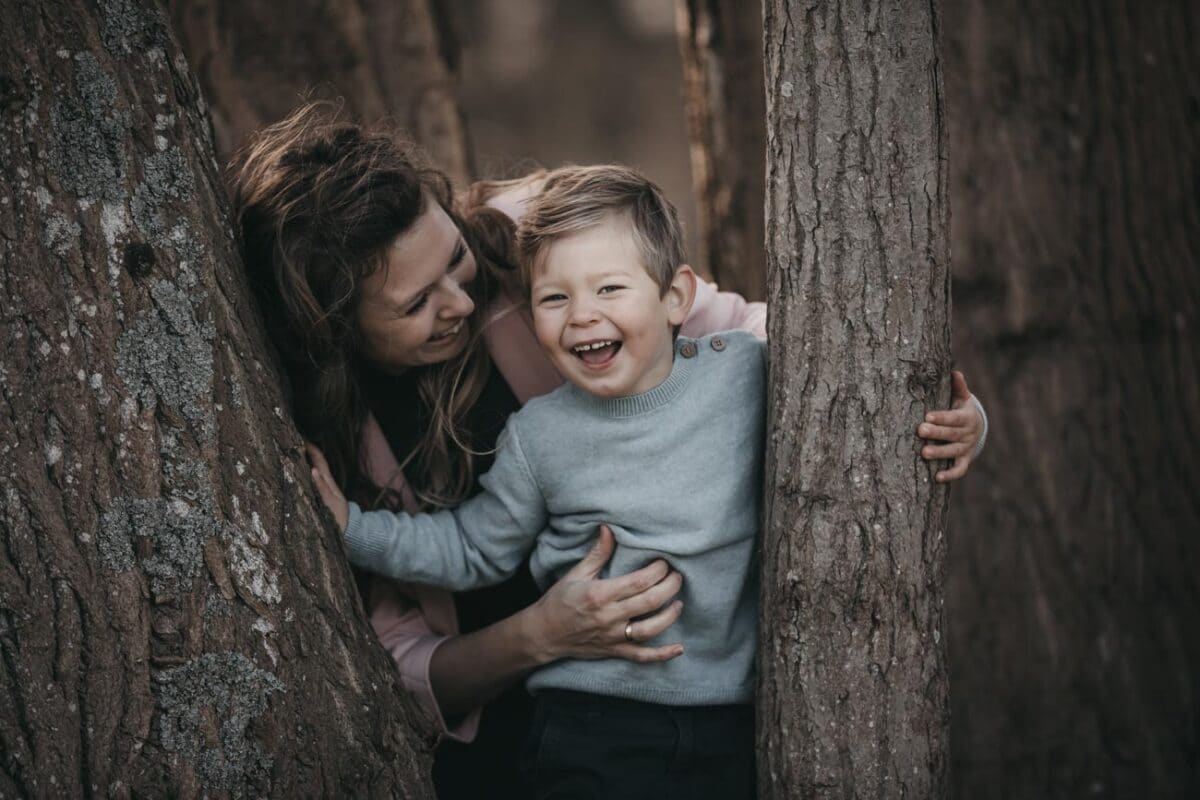 mor kilder søn der griner
