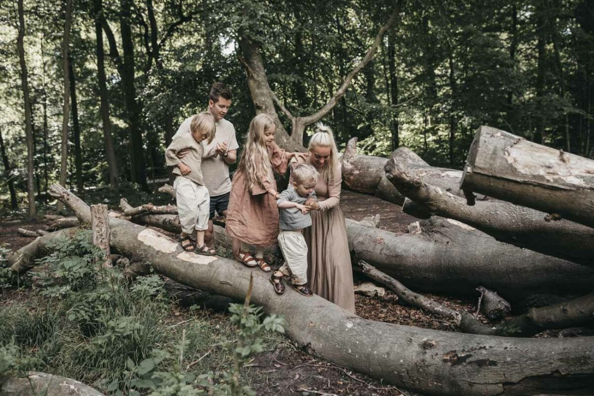 familiefotograf-aarhus-skov-træstammer