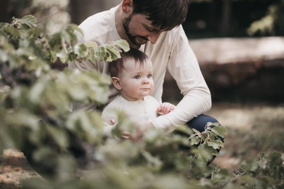 far-datter-skov-naturlig-smil-fotograf-aarhus