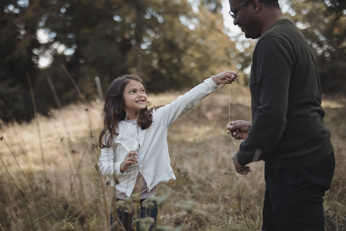 pige kilder far med græsstrå under fotografering