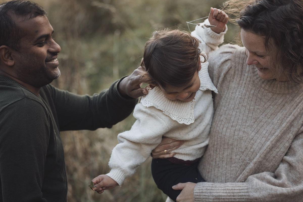 familie_fotografering_udendørs_leg_uopstillet_naturligt